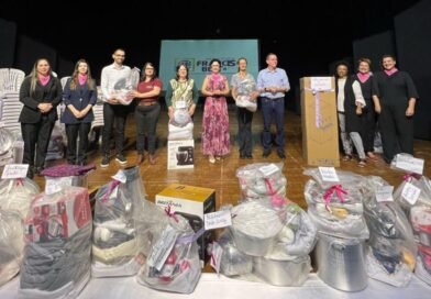 Clubes de mães recebem kits de artesanato e equipamentos para atividades