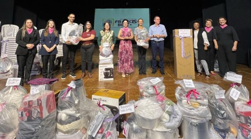 Clubes de mães recebem kits de artesanato e equipamentos para atividades