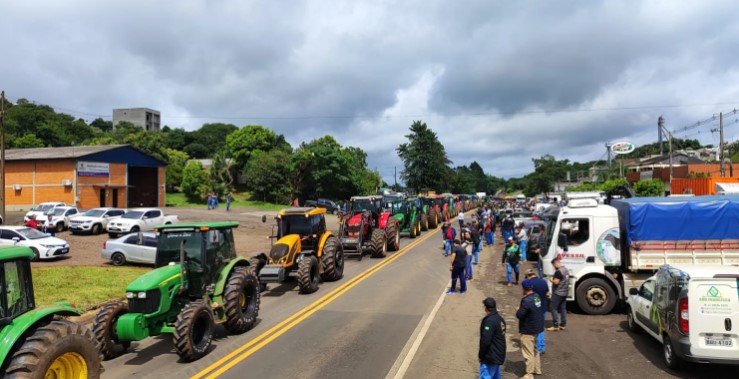 Setor leiteiro faz protesto em Francisco Beltrão e pedem suspensão de importações por 4 meses