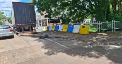 Caminhão enrosca em fiação derruba poste em via pública