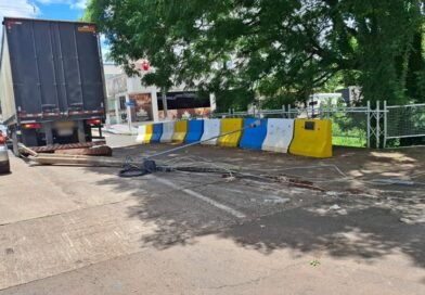 Caminhão enrosca em fiação derruba poste em via pública