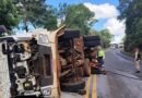 Caminhão carregado com leite tomba na PR-182
