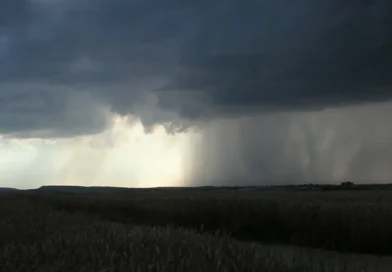 Ciclone deve provocar temporais e ventos no PR