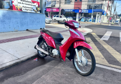 Condutora de moto fica ferida após colisão