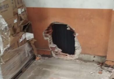 Homem se arrasta por chão de empresa do PR para ‘driblar’ sistema de segurança e cometer furto