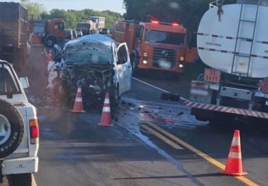 Colisão entre carro e caminhão deixa uma pessoa morta e quatro feridas na BR-373