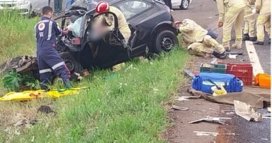 Condutor de carro é socorrido em estado grave após colisão com caminhão na PR-180