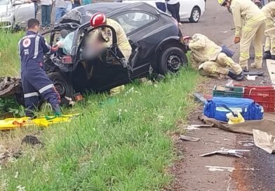 Condutor de carro é socorrido em estado grave após colisão com caminhão na PR-180