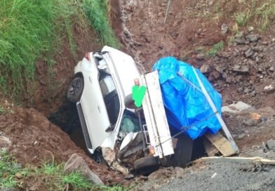 Mulher morre e outras três pessoas ficam feridas após capotamento de veículo