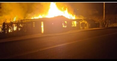 Incêndio na madrugada atinge uma residência, um barracão e dois veículos em São João