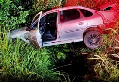 Dois ficam feridos após carro sair da pista na PR-180