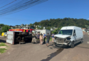 Caminhão tomba após colisão com van em Francisco Beltrão