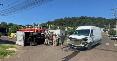 Caminhão tomba após colisão com van em Francisco Beltrão