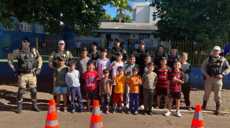 Blitz educativa com estudantes reforça segurança no trânsito em Beltrão