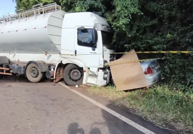 Colisão frontal entre carro e caminhão deixa um morto PR-493