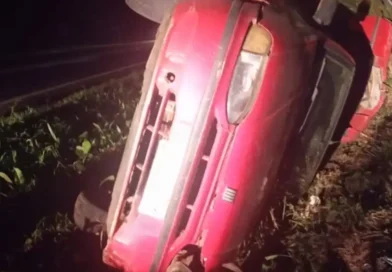 Pai e filho ficam feridos após colisão na PR-483