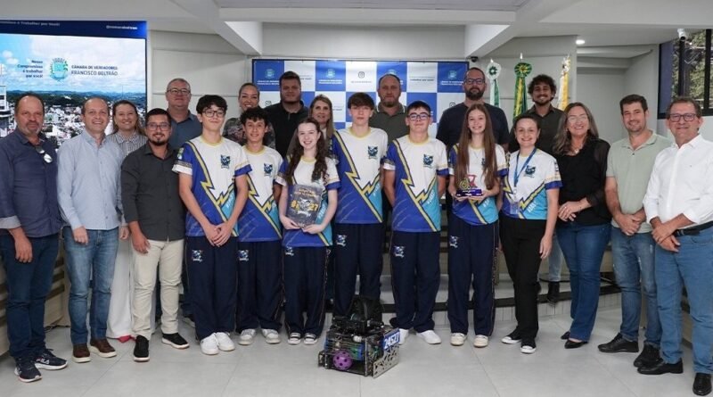 Equipe de robótica do SESI recebe homenagem do Legislativo de Beltrão