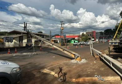 Após caminhão derrubar poste, grande parte da cidade ficou sem luz e água