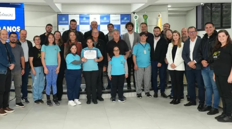Apae recebe homenagem da Câmara de Vereadores pelos 50 anos de fundação