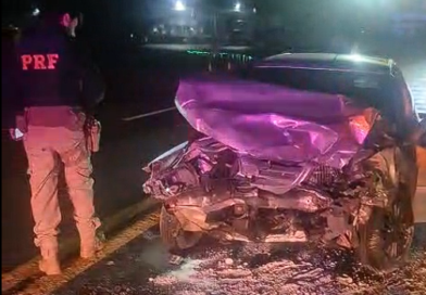 Homem fica preso às ferragens em colisão entre carro e caminhonete na BR-158