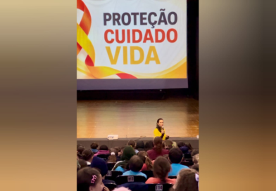 Alunos da rede municipal participam de palestras sobre Maio Laranja e Maio Amarelo