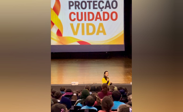 Alunos da rede municipal participam de palestras sobre Maio Laranja e Maio Amarelo