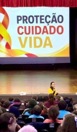 Alunos da rede municipal participam de palestras sobre Maio Laranja e Maio Amarelo