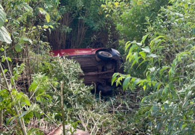 Casal fica ferido após carro cair em ribanceira em Francisco Beltrão