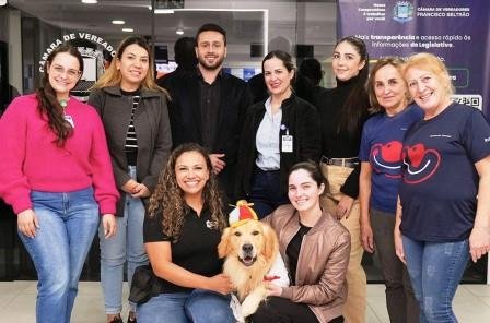 Lei garante cães terapeutas em ambientes de saúde de Francisco Beltrão