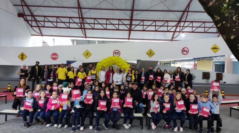 Maio Amarelo: escolas de Beltrão recebem material sobre trânsito