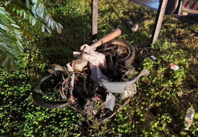 Jovem morre após colisão frontal entre motocicleta e caminhão na PR-182