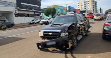 Dois feridos em colisão entre camionetes e caminhão em Marmeleiro