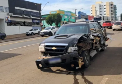 Dois feridos em colisão entre camionetes e caminhão em Marmeleiro