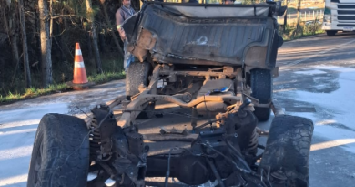 Caminhonete teve cabine arrancada em grave acidente envolvendo três caminhões na PRC-280
