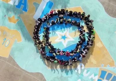 Alunos transformam quadra escolar em homenagem ao Brasil na Copa do Mundo