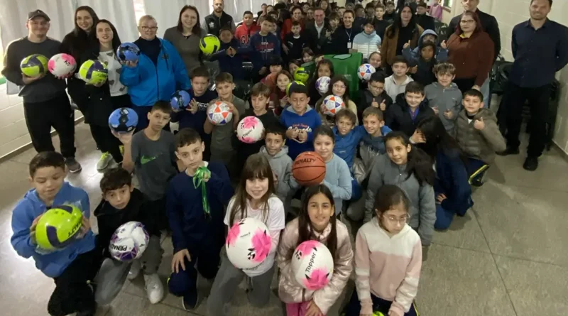 Escola Recanto Feliz de Francisco Beltrão recebe kits esportivos