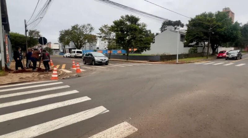 Novo semáforo começa a ser implantado no cruzamento das ruas Maringá e Pernambuco