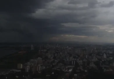 Frente fria ligada a ciclone mantém chuva forte e traz chance de neve ao Sul