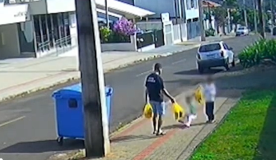 Pai que chutou a filha de três anos é indiciado por lesão corporal e tortura