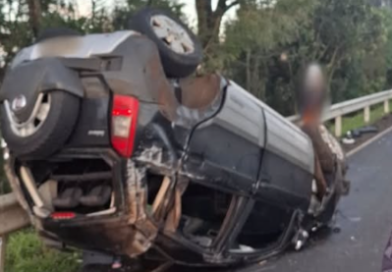 Homem sofre ferimentos ao capotar veículo na PR-483