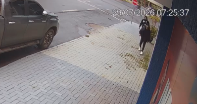 Empresário é rendido por assaltantes na porta de casa e tem joias roubadas