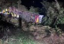 Ônibus com 67 pessoas capota em rodovia de SC e deixa três mortos e 15 feridos