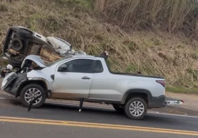 Mulher e criança ficam feridos após acidente com três veículos na PR-483