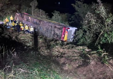 Ônibus com 67 pessoas capota em rodovia de SC e deixa três mortos e 15 feridos