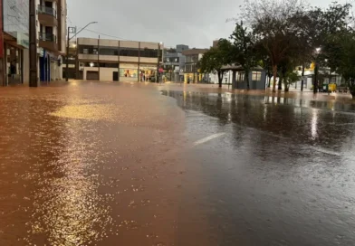 Frente fria traz chuva e causa alagamentos no  Sudoeste e Oeste do Paraná
