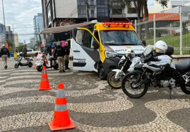 GOTRAN realiza ação de educação para o trânsito na praça central de Francisco Beltrão