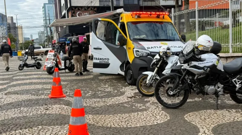 GOTRAN realiza ação de educação para o trânsito na praça central de Francisco Beltrão