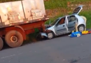 Mãe e filho ficam feridos após carro colidir na traseira de caminhão