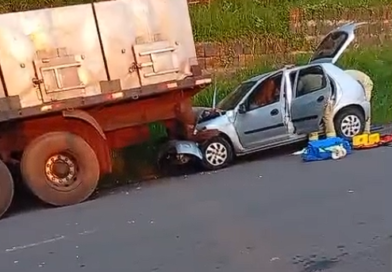 Mãe e filho ficam feridos após carro colidir na traseira de caminhão