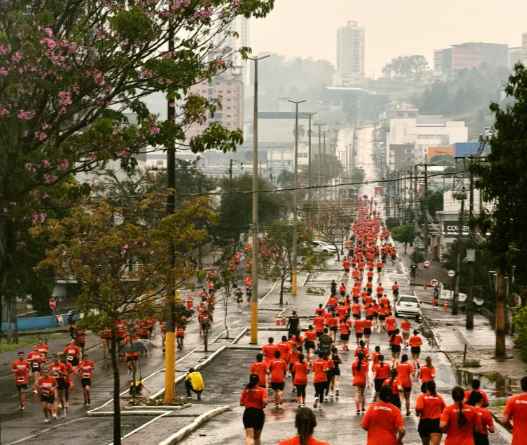 Mais de mil pessoas participam da 2ª Corrida Laranja da Cresol